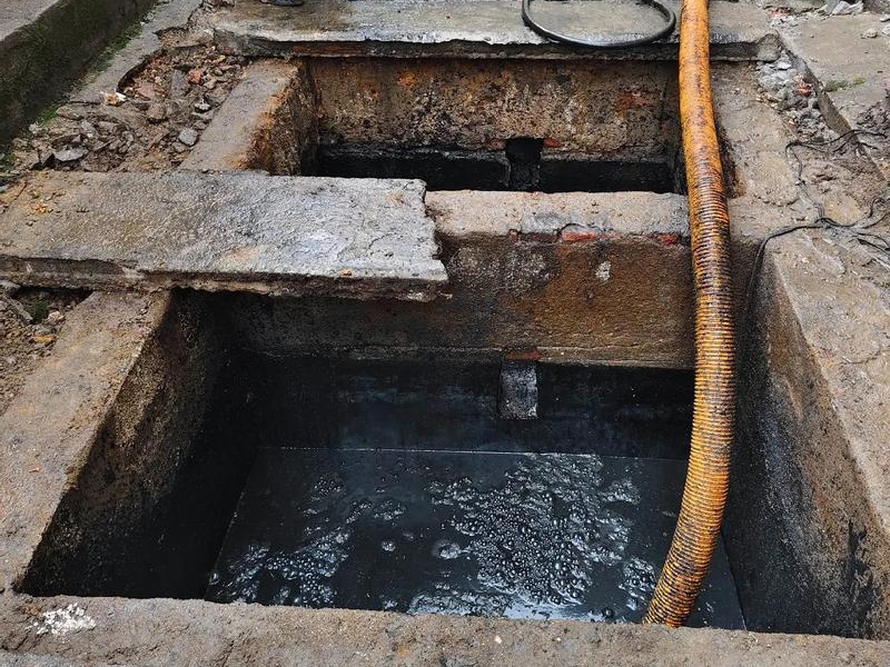 曹后清理化粪池